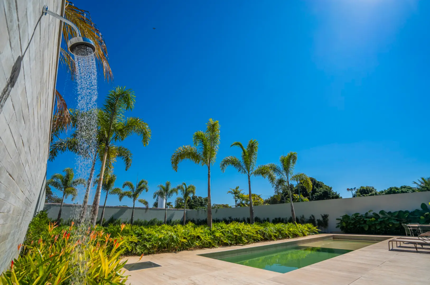 Piscina, paisagismo e área externa da Casa QI 11