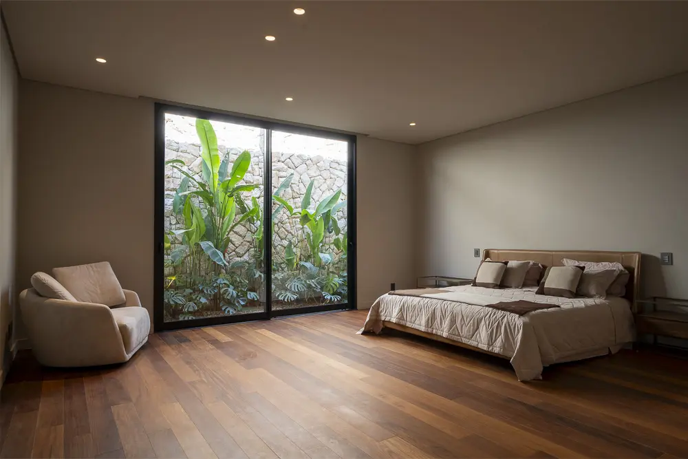 Suíte principal mobiliada com piso de madeira